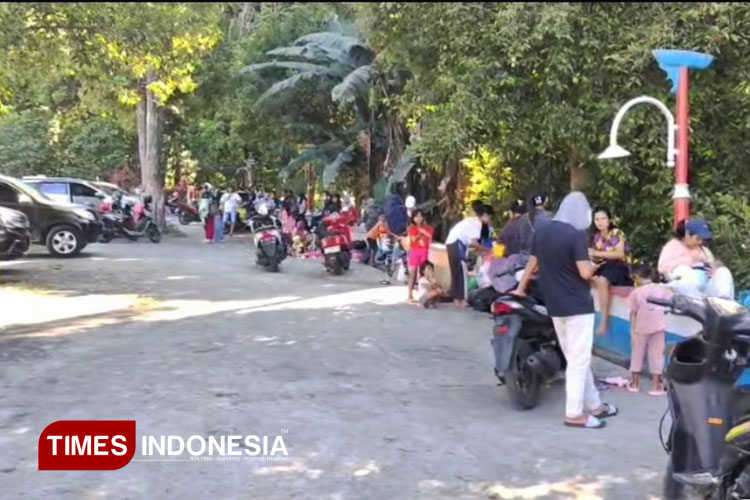 Ratusan warga Tobelo yang mengungsi di sekitar Villa Hein Namoteno. Rabu (30/7/2025). (FOTO: Bams For TIMES Indonesia)