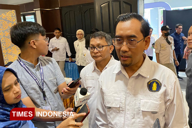 Rektor Universitas Brawijaya, Prof. Widodo, S.Si., M.Si., Ph.D.Med.Sc., memberikan keterangan kepada usai menghadiri pembukaan Olimpiade Vokasi Indonesia (OLIVIA) X 2025. (FOTO: Afanin Rushafah/TIMES Indonesia)