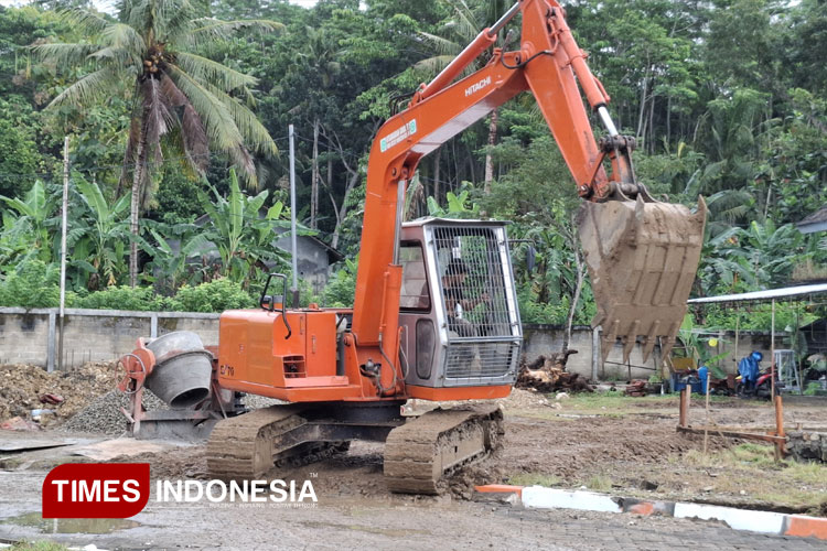 Tampak alat berat sedang beroperasi dalam pembangunan Asrama Sekolah Rakyat (Foto: Rojihan/TIMES Indonesia)