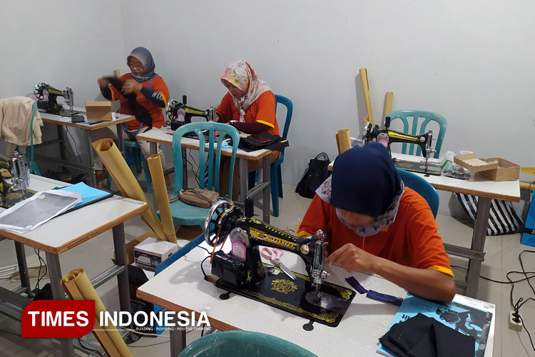 Peserta pelatihan sedang pratik menjahit (Foto: Rojihan/TIMES Indonesia)