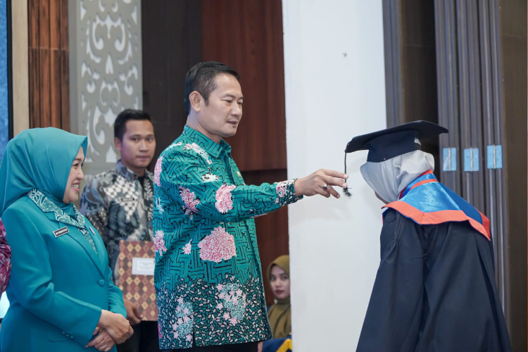 Bupati-Lamongan-Yuhronur-Efendi-c-1.jpg