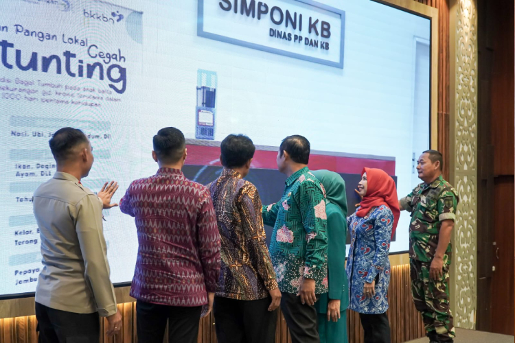 Peringati Harganas ke-32, Pemkab Lamongan Wisuda Orang Tua Hebat dan Luncurkan Simponi KB