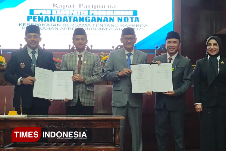 Bupati-Probolinggo-dan-pimpinan-DPRD-menyepakati-RAPBD-2025-b.jpg