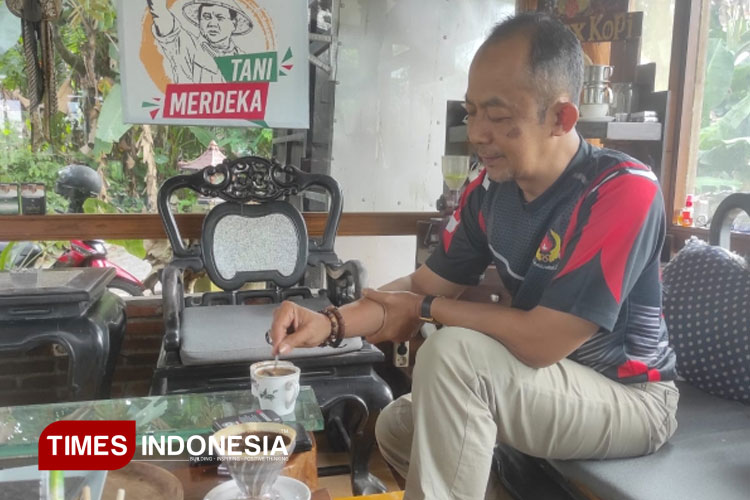 Muhammad Ali, pemilik SemPox Kopi Banjarnegara sedang meracik kopi. (FOTO: Muchlas Hamidi/TIMES Indonesia)