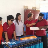 PKM Unkriswina Sumba dan SLB Negeri Kanantang Simulasi Alat Peraga Mistar Hitung Braille