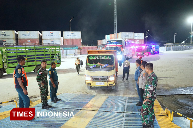 Penertiban dan Pengawasan ketat ODOL di Pelabuhan Waingapu saat kendaraan naik diatas kapal Ro-Ro.(FOTO:Habibudin/TIMES Indonesia)