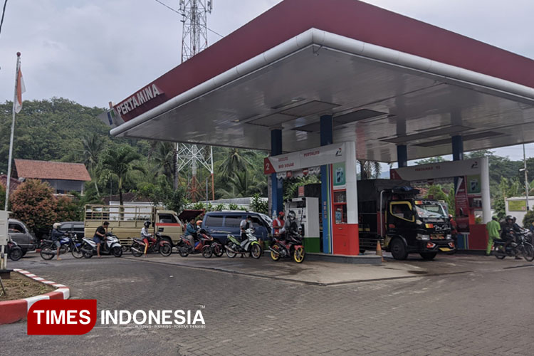 Pantauan SPBU di Pacitan bahwa stok BBM jenis Pertalite masih aman. (FOTO: Yusuf Arifai/TIMES Indonesia)