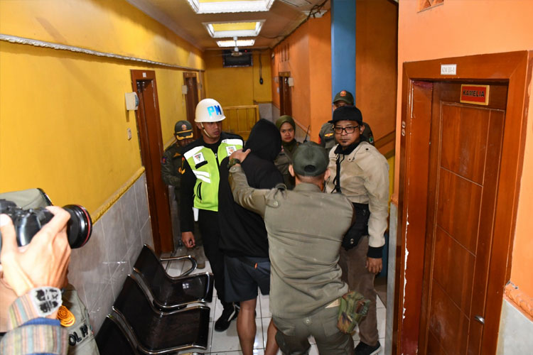 Penggrebekan prostitusi terselubung oleh Satpol PP Kota Malang. (FOTO: Istimewa)