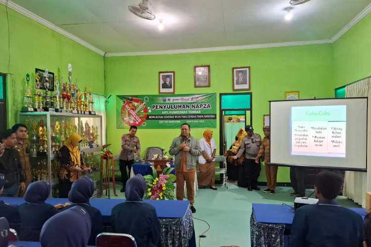 Siswi-SMPN-1-Tongas-b.jpg