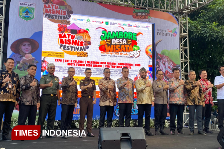 Wali-Kota-Batu-mengunjungi-stan-UMKM-lokal-b.jpg