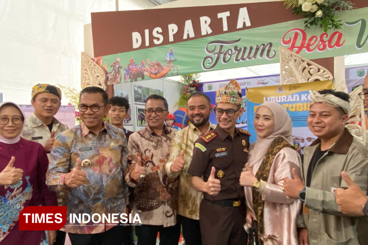 Wali-Kota-Batu-mengunjungi-stan-UMKM-lokal-c.jpg