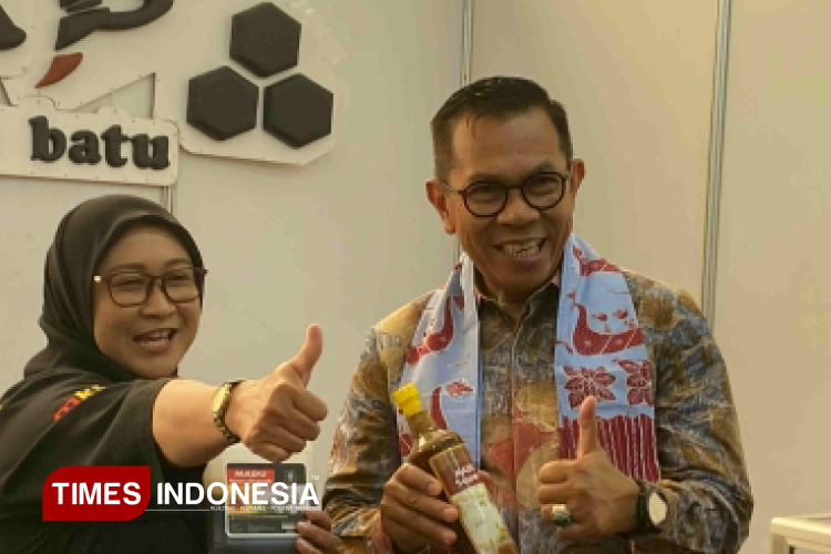 Wali Kota Batu mengunjungi stan UMKM lokal yang menampilkan produk madu khas Kota Batu di Batu Bisnis Festival 2025 dan Jambore Desa Wisata Kota Batu. (FOTO: Afanin Rushafah/TIMES Indonesia)