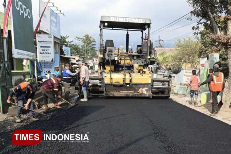 Aspal Hotmix Mulai Dihampar, Jalan Krucil–Tambelang Probolinggo Mulai Berubah Wajah