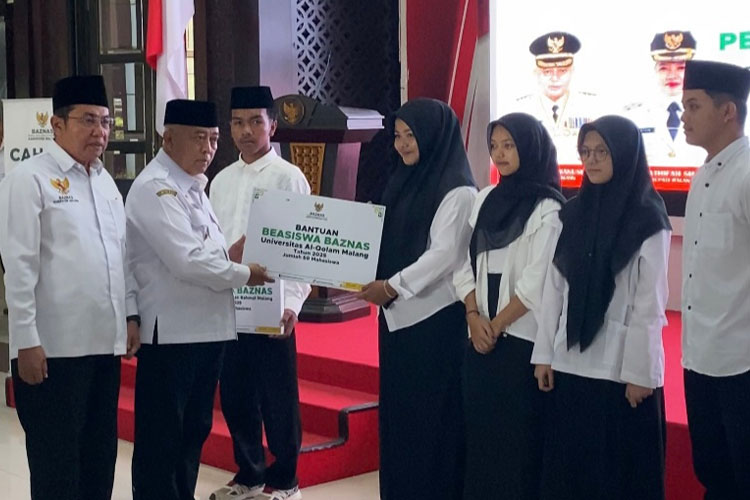 Bupati Malang HM Sanusi menyerahkan simbolis bantuan Beasiswa kepada 125 mahasiswa baru 2025/2026 dari 6 perguruan tinggi, dari Baznas Kabupaten Malang, kemarin. (FOTO: Prokopim)