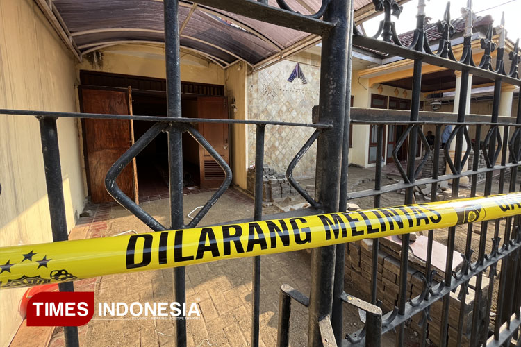 Lokasi penemuan granat yang sudah dipasangi garis polisi. (Foto: Rizky Kurniawan Pratama/TIMES Indonesia)