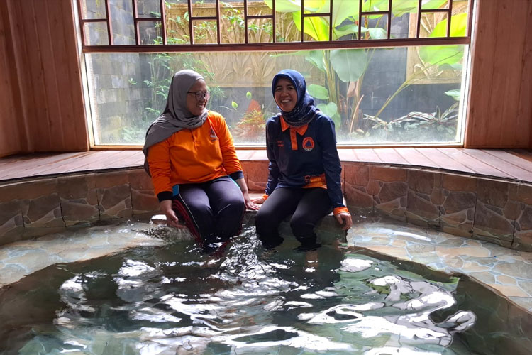 Pengunjung menikmati pemandian VIP Wisata Air Panas Alam Cangar. (Foto: Dok. Pokja Grahadi)