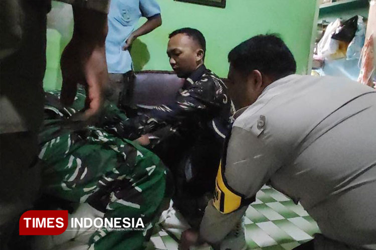 Aparat gabungan di Majalengka evakuasi ODGJ. (FOTO: Humas Polres Majalengka for TIMES Indonesia)