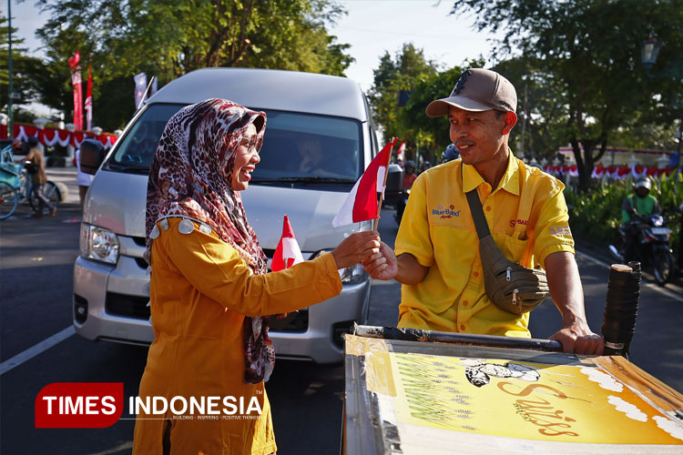 Bendera-merah-putih-dibagikan-kepada-warga.jpg
