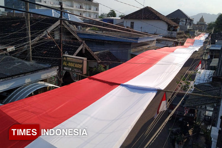 Sambut Bulan Kemerdekaan, Warga Kota Kediri Bentangkan Merah Putih Sepanjang 480 Meter!