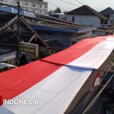 Sambut Bulan Kemerdekaan, Warga Kota Kediri Bentangkan Merah Putih Sepanjang 480 Meter!