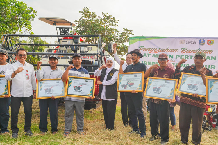 Gubernur Khofifah Serahkan Bantuan Alsintan untuk Petani Jember