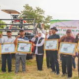 Gubernur Khofifah Serahkan Bantuan Alsintan untuk Petani Jember