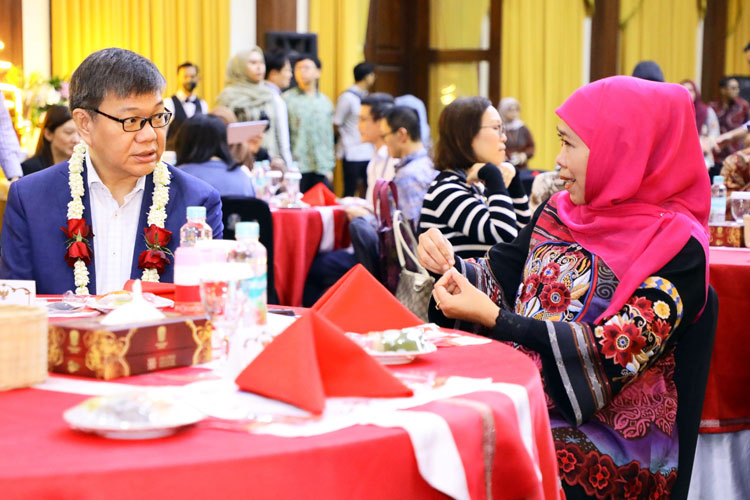 Gubernur-Khofifah-saat-menerima-kunjungan-Kwok-Fook-Seng-a.jpg