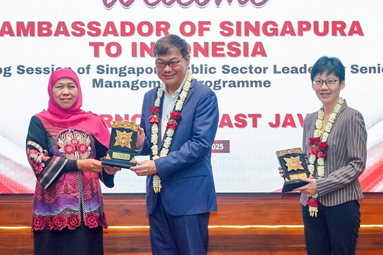 Gubernur Khofifah: ASN Jatim Terima Beasiswa Belajar dari Singapura, Demi Pelayanan Publik yang Lebih Baik