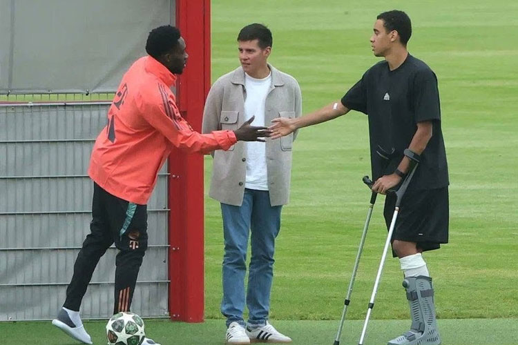 Gelandang serang Bayern Munich, Jamal Musiala, masih harus menggunakan kruk saat berada di pusat latihan klub, Kamis (31/7/2025). (foto: Bayern Munich)