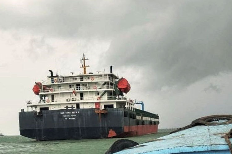 Kapal berlayar di tengah peringatan dini gelombang tinggi disertai angin kencang yang dikeluarkan BMKG Ambon, Jumat (1/8/2025). (Foto: Antara/Daniel Leonard)