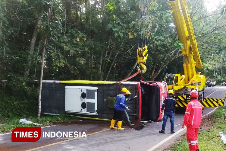 Bus Karyawan PLTU Pacitan Terjungkal di Tanjakan, 19 Orang Alami Luka