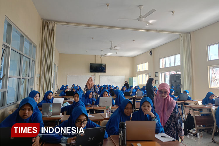 Pelatihan literasi informasi oleh dosen LIS UIN Malang kepada siswa SMA Ar Rohmah Putri. (Foto: Putri Elvina Revalinda/TIMES Indonesia)