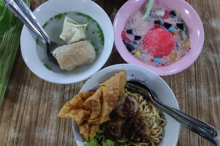 Mie pangsit dan es campur yang menjadi menu andalan Depot Pangsit Mie Bromo Pojok. (Istimewa)
