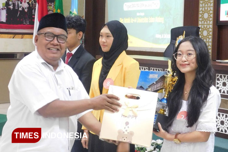 Penyerahan-hadiah.jpg