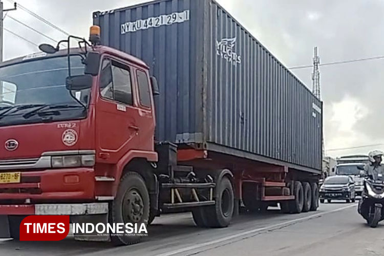 Tampak-truk-besar-melintas-2.jpg
