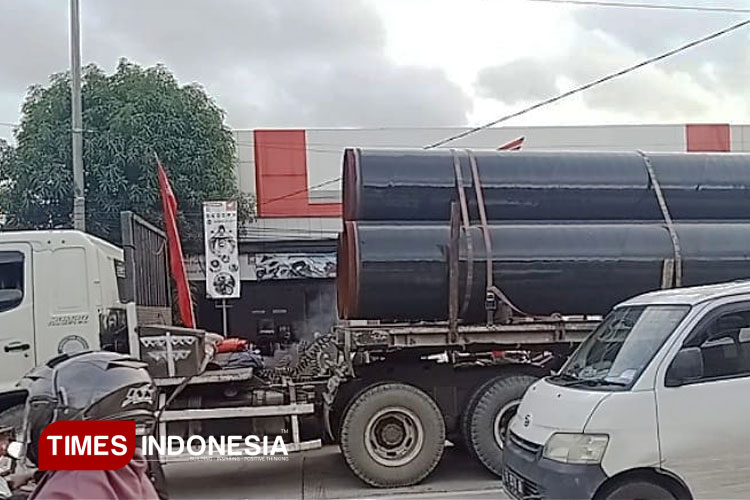 Tampak-truk-besar-melintas-3.jpg