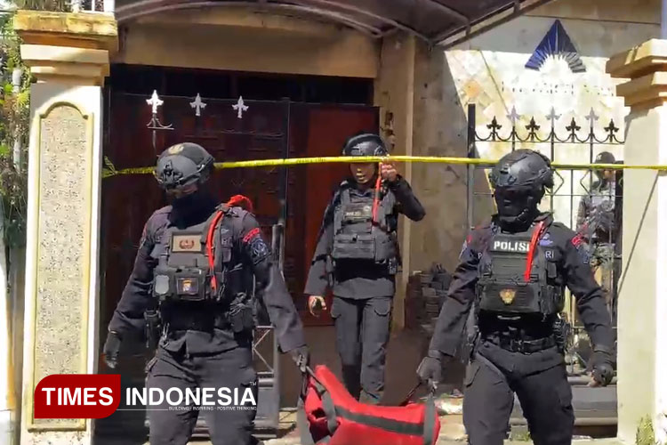 Tim Jibom Polda Jatim saat mengevakuasi benda diduga granat di sebuah rumah wilayah Kota Malang. (FOTO: Rizky Kurniawan Pratama/TIMES Indonesia)