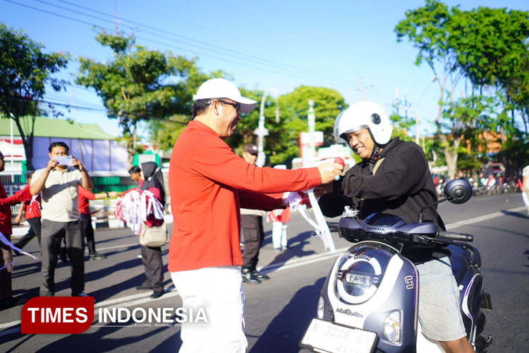 Tak Hanya Imbauan, Pemkot Probolinggo Turun Bagikan 6.271 Bendera Merah Putih