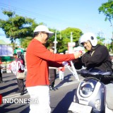 Tak Hanya Imbauan, Pemkot Probolinggo Turun Bagikan 6.271 Bendera Merah Putih