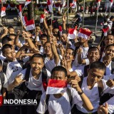 Bakesbangpol dan Ormas Bagikan 1500 Bendera Merah Putih di Titik Nol Yogyakarta
