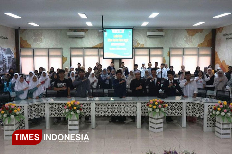 Foto bersama peserta lomba Pidato Bahasa Inggris dan Bahasa Arab Tingkat SMA/MA/SLTA se-Jawa Timur yang digelar UKM GLC Unisma Malang dalam rangka Dies Natalis Unisma Malang ke-44. (FOTO: AJP TIMES Indonesia)