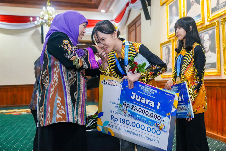 Jatim Hattrick Juara LKS Nasional, Gubernur Khofifah Kasih Bonus untuk Semua Kontingen