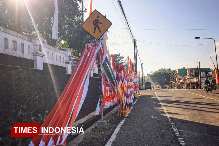 Jelang HUT ke-80 RI, Penjualan Bendera di Pacitan Masih Sepi Peminat