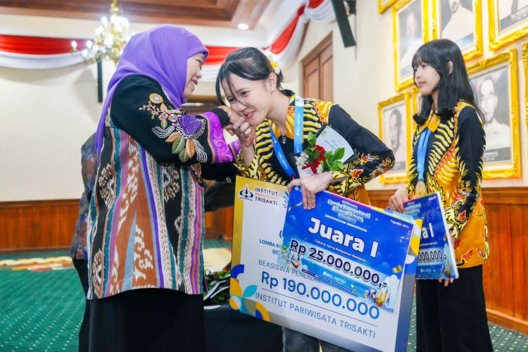 Gubernur-Jatim-Khofifah-2.jpg