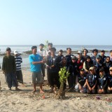 Mahasiswa FPIK UB dan Warga Watuprapat Pasuruan Tanam Bibit Mangrove untuk Rehabilitasi Pesisir