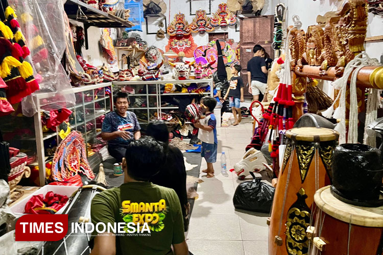Perajin-barongan-asal-Blitar-a.jpg