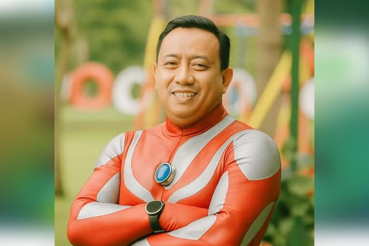 Sebutan ‘Ultraman’ untuk Bupati Situbondo dan Pesan Kiai Azaim