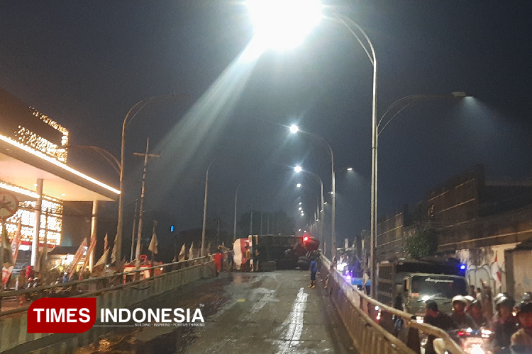 Truk Tebu Terguling di Fly Over Mergosono Kota Malang, Diduga Hindari Motor Mendadak Nyalip