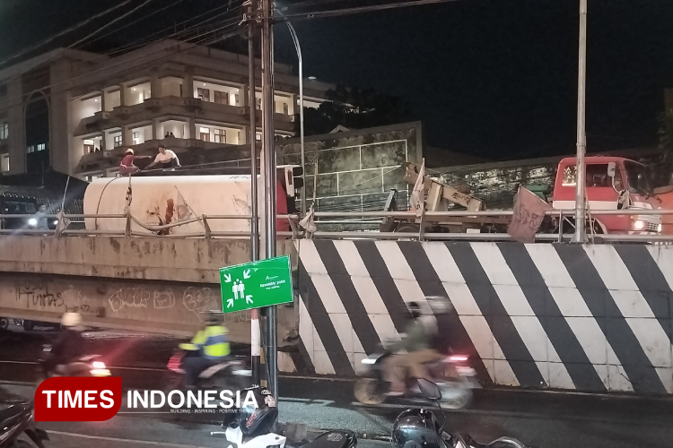 4 Orang Terluka, Truk Terguling di Fly Over Mergosono Kota Malang Gegara Gandengan Terlepas