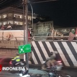 4 Orang Terluka, Truk Terguling di Fly Over Mergosono Kota Malang Gegara Gandengan Terlepas